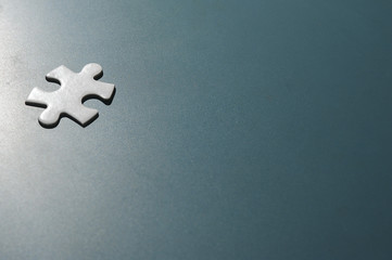 Obraz premium Blank white puzzle on the chalkboard with copy space.Business background concept.