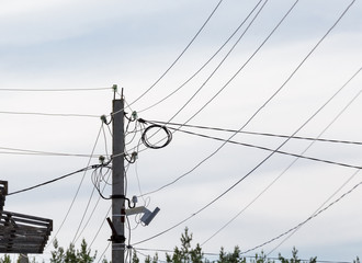 Obraz premium Twisting of the electrical wires on a lamp post.
