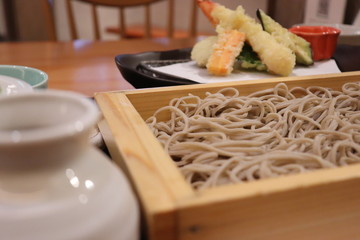 和食　蕎麦と天ぷらの盛り合わせ