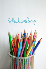 Bild mit vielen bunten Stiften auf weißen Hintergrund Schulanfang Einschulung