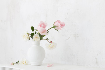 Fototapeta premium róże wazon oin na białym tle