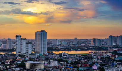 Fototapeta premium zmierzch panoramę miasta wzdłuż rzeki złote tło