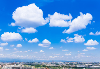 青空が広がる住宅街