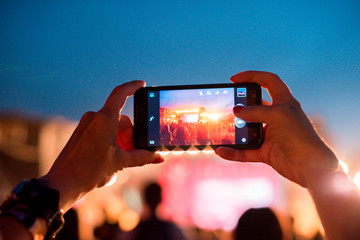 Reflet des effets de lumière sur téléphone portable lors d& 39 un concert (Gadgets, nouvel appareil, mises à jour - concept)