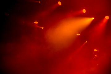 image magique abstraite avec des rayons rouges de lumière colorée des projecteurs dans l& 39 obscurité
