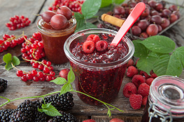 Hausgemachtes Gelee und Marmelade