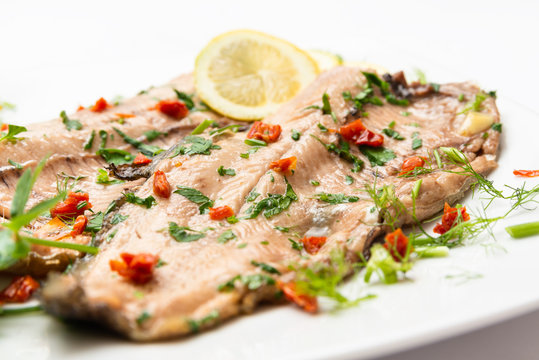 Piatto di trota salmonata con pomodori secchi e prezzemolo 
