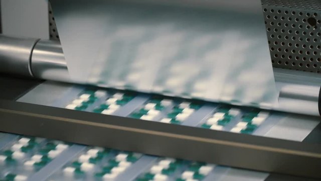 Conveyor with sorted capsules in packages