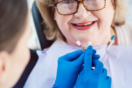 Zahn&auml;rztin vor dem Dentalbleaching mit &auml;lterer Patientin  
