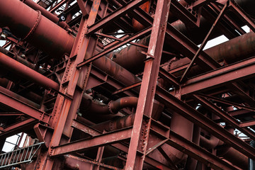 Stahlskelett mit Rohrleitungen