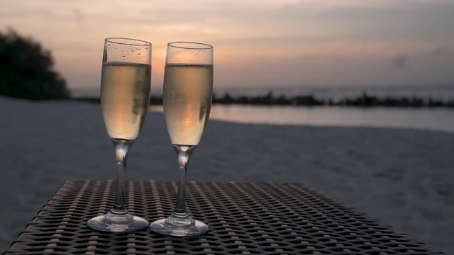 Zwei Sektgl&auml;ser vor Sonnenuntergang