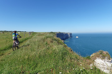 cyclistes sur les falaises d'Etretat