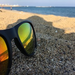 Fototapeta na wymiar Sonnenbrille im Sand