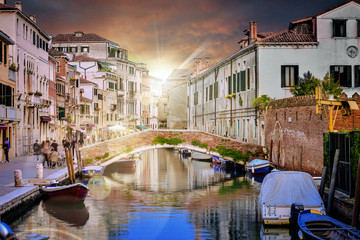Fototapeta na wymiar coucher de soleil sur les quartiers de Venise