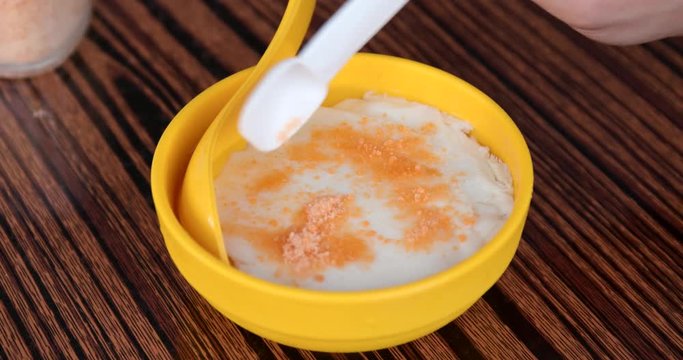 Adding sugar on tofu pudding