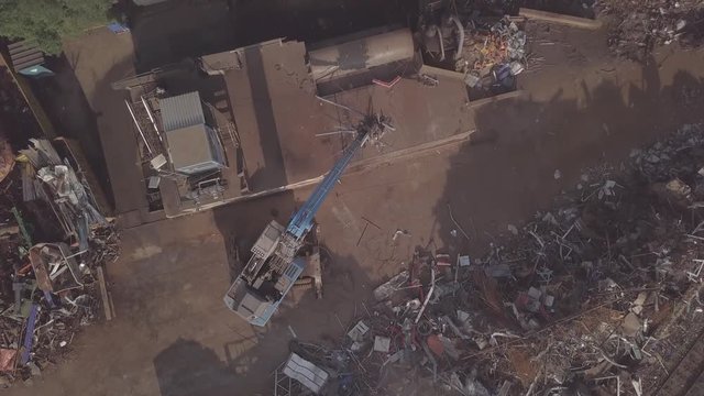 Schrottrecycling mit Umschlagmaschine