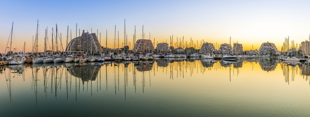 Panorama de la station balnéaire de La Grande-Motte au soleil levant, Occitanie, France