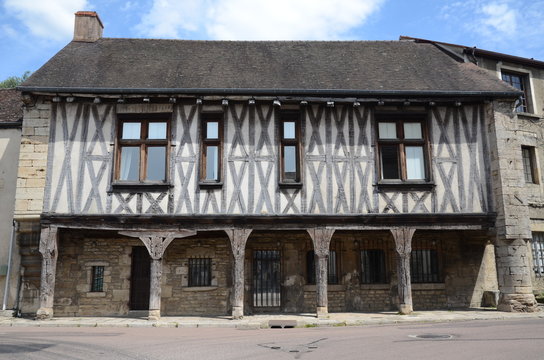 MAISON AUX PILIERS (15 &eacute;me Si&egrave;cle) VITTEAUX Cote D'Or BOURGOGNE FRANCE