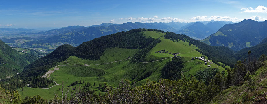 Bergpanorama mit Blick auf die Alpe Gamp - Vorarlberg - &Ouml;sterreich