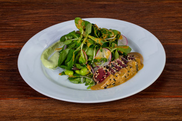 Tuna salad with beans