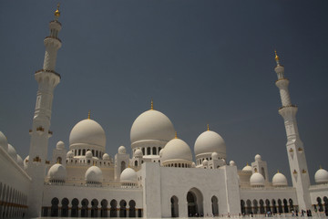Fototapeta na wymiar Dziedziniec białego meczetu w Abu Dhabi, Zjednoczone Emiraty Arabskie 