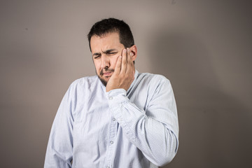Obraz premium man in pain throwing his hand to his face