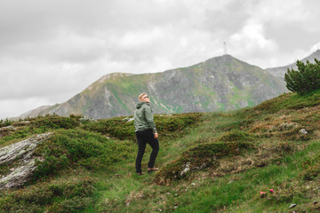 Mann wandert durch die Berge