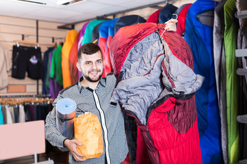 Obraz premium Adult customer examining touristic equipment
