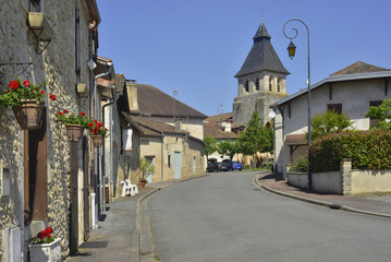 Fototapeta na wymiar Sorges (24420 Sorges et Ligueux en Périgord) fleuri et son église, département de la Dordogne en région Nouvelle-Aquitaine, France