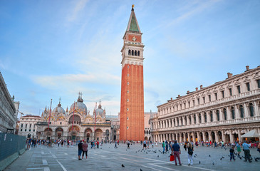 Obraz premium Plac Świętego Marka z Campanile o zachodzie słońca w Wenecji we Włoszech