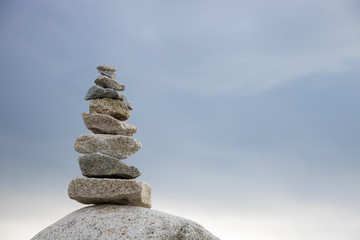 Cairn sur ciel nuageux