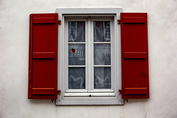 Fototapeta na wymiar fenêtre rouge