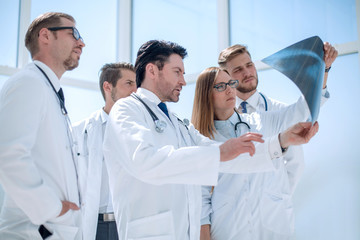 group of doctors discussing the x-ray
