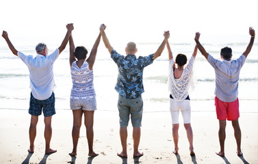 Obraz premium Grupa seniorów na plaży