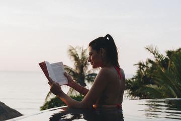 Woman reading a book in the swimming pool © Rawpixel.com