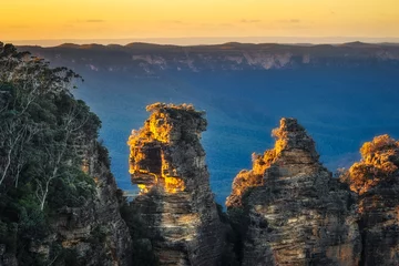 Foto op Plexiglas Three Sisters Eerste zonnestralen in de ochtend bij Three Sisters in Blue Mountains, Katoomba, Australië