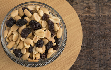 Salted peanut seeds with raisins
