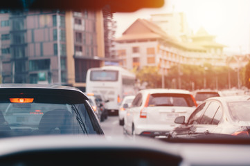 Cars on the way home with the traffic jam .