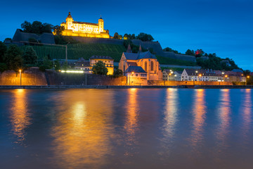 Festung Marienburg und Pfarrkirche St Burkard in Würzburg am Abend
