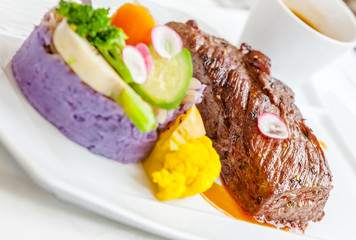 pavé de rumsteak, purée de patates violettes et petits légumes sautés