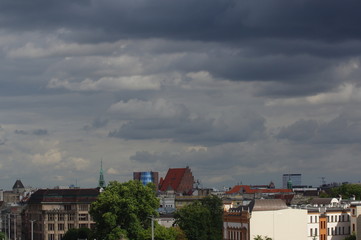 Burzowe chmury nad Wrocławiem, deszcz w mieście