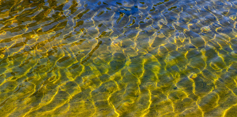 Lichtspiel auf Wasseroberfläche