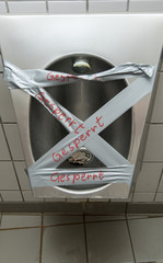 defektes Urinal, öffentliche Toilette