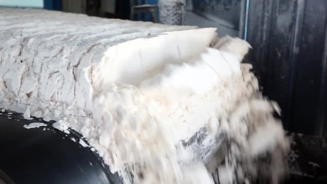 Conveyor belt transporting aluminium hydroxide to the storage facility