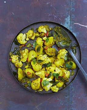 Allo ghobi (cauliflower curry with potatoes, India)