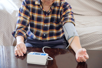 Fototapeta na wymiar 血圧を測る男性