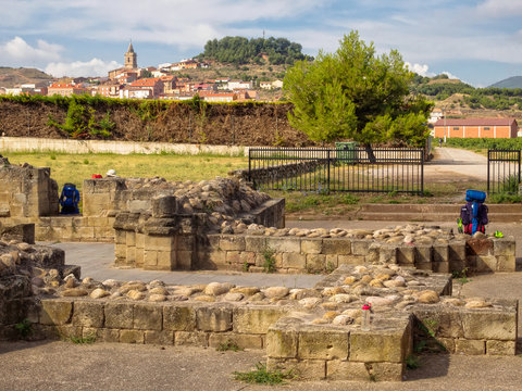 A little break at the ruins of the medieval monastery of the Order of San Juan de Acre - Navarrete, La Rioja, Spain