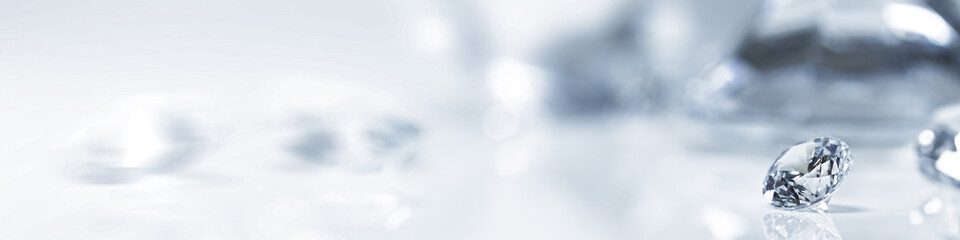 Fototapeta Diamant auf weiß mit Spiegelung vor weißem Hintergrund, mehrere Diamanten in der Unschärfe, Edelsteine mit Textfreiraum obraz