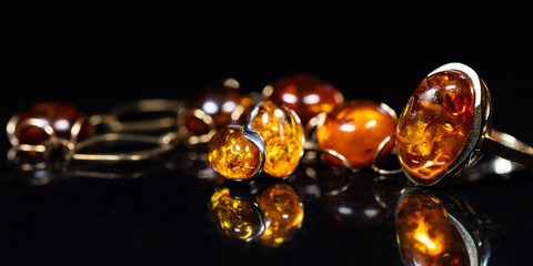 Bernsteinschmuck unter anderem Bernsteinkette und Ring von einem Juwelier