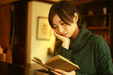 本を読む女性